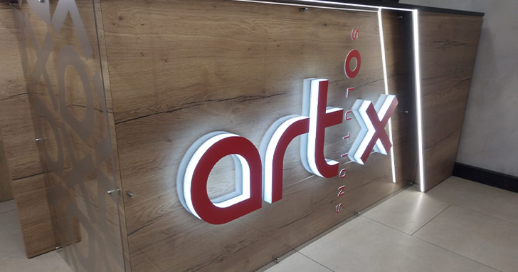 Чтобы вывеска долго служила, материалы конструкции и подсветка должны быть высокого качества, а все элементы аккуратно выполнены и подогнаны без зазоров.