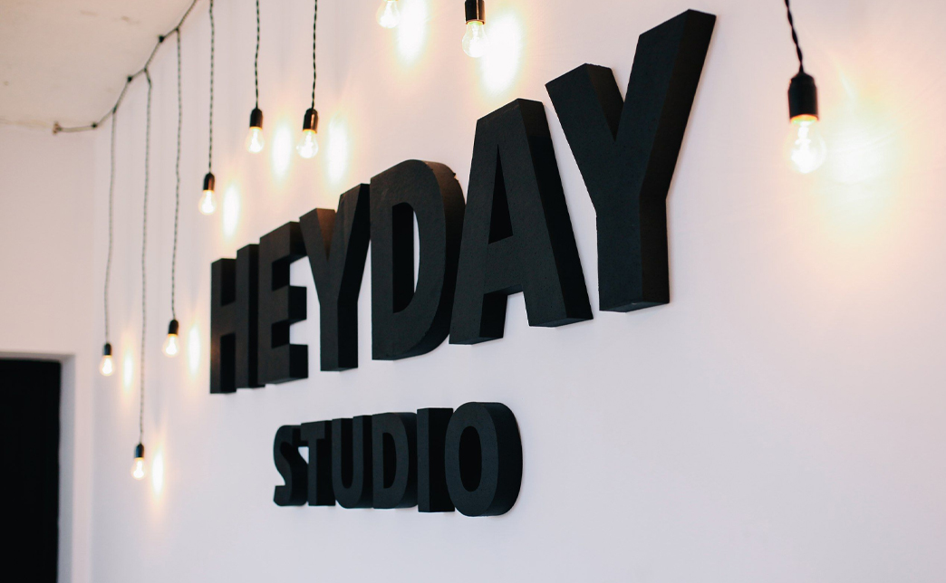 Пенопласт имеет небольшой вес, поэтому его просто устанавливать на стену. В этом случае понадобится металлическая рама или кронштейны. Для установки на полу, в витрине или на выставочном стенде будет достаточно легких креплений и подставок.