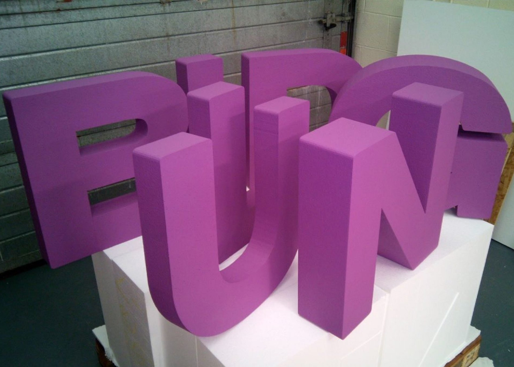 Применение качественного материала гарантирует прочность и долговечность вывески. Но если конструкция получила небольшое повреждение, это можно исправить с помощью шпатлевки и краски.