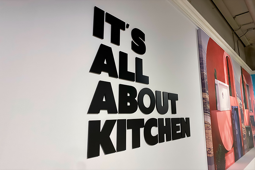 Вспененный ПВХ отличается от обычного пористой структурой – он на 30% легче при той же толщине. Материал хорошо держит форму, но требует аккуратной обработки: при фрезеровке возможны сколы на кромках, особенно у тонких элементов. Однако для улицы материал не подходит.