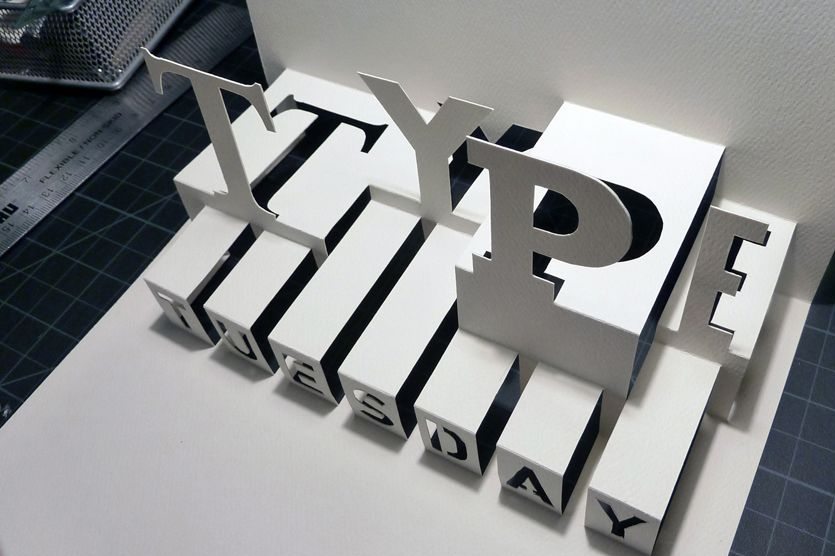 Перед запуском в производство дизайнер создает макет конструкции из объемных пластиковых букв. В нем учитываются пожелания заказчика, а также стиль бренда и место размещения конструкции. Таким образом определяется высота, цвет и шрифт букв