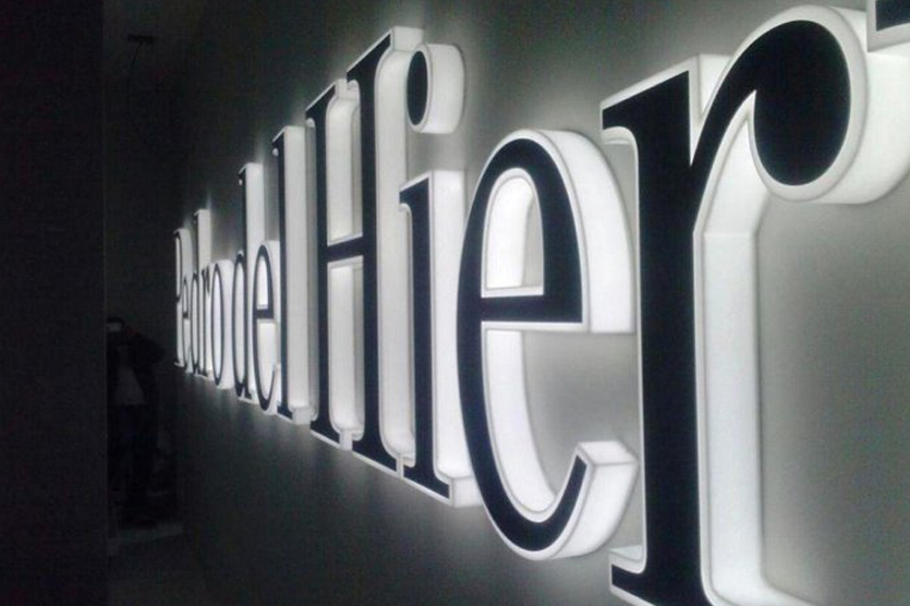 Существует несколько вариантов подсветки для вывески из объемных букв. Это лицевая, контражурная (задняя), открытые пиксели и комбинированная подсветка: лицевая и торцевая, лицевая и контражурная. Направление свечения зависит от того, для какой панели используется акрил со светорассеивающей пленкой.