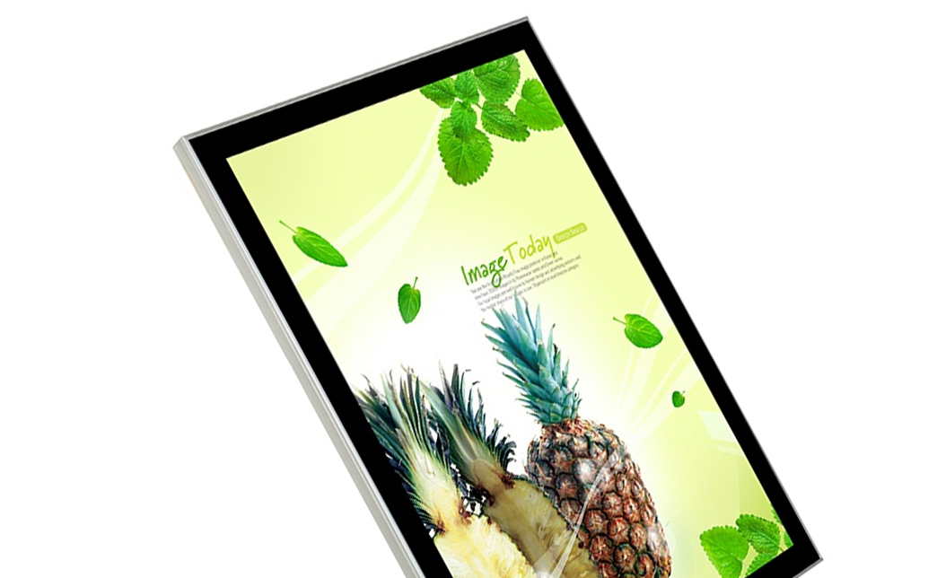 Для очистки поверхности используйте только мягкие микрофибровые ткани или салфетки для оптики. Акриловое стекло протирают стеклоочистителями без аммиака или слабым мыльным раствором. Перед любой чисткой электронных компонентов надо отключать панель от сети питания.