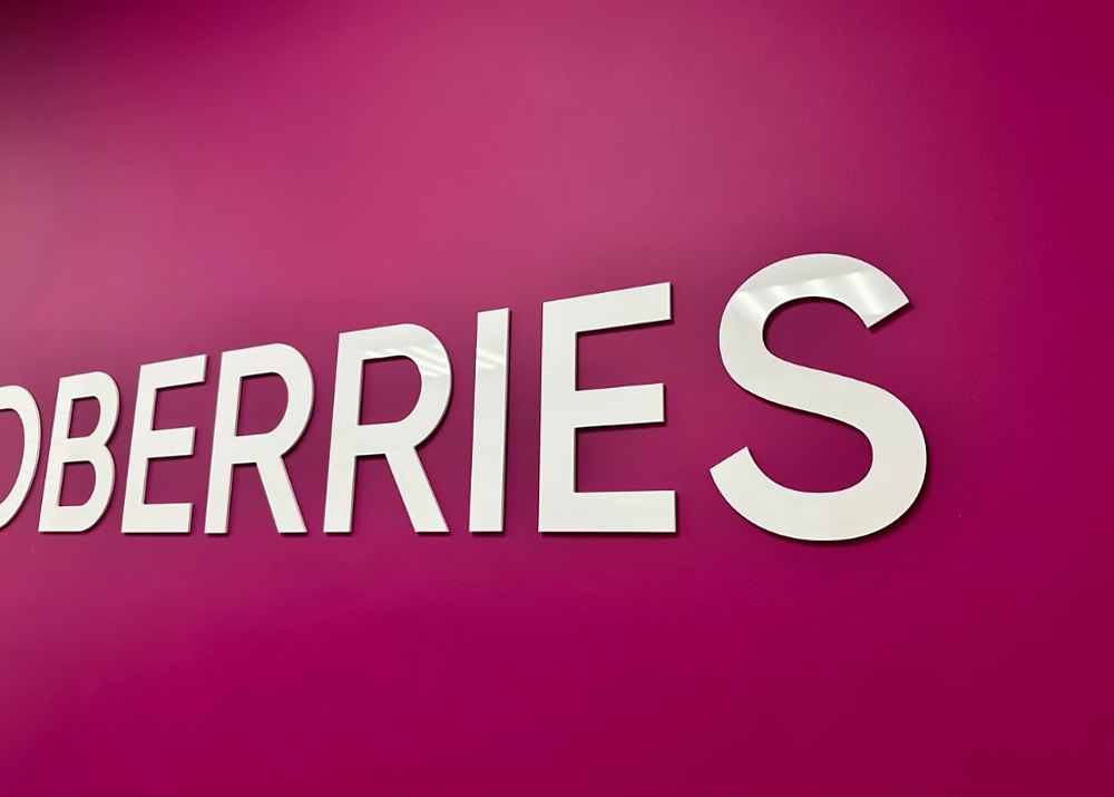 Краской для плоских букв из пластика можно сделать разные визуальные эффекты: глянцевость, имитацию металла (золота, серебра или меди), матовость. С помощью трафаретов можно наносить узоры и орнаменты.