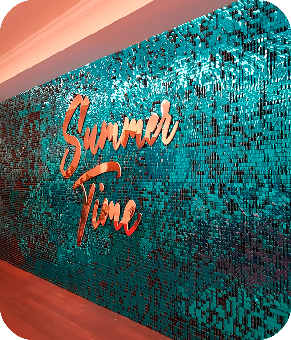 Живые вывески из пайеток