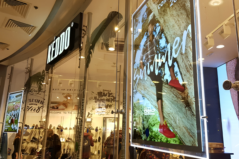 Светодиоды потребляют на 70% меньше энергии по сравнению с традиционной подсветкой. Срок службы диодов превышает 50 000 часов непрерывной работы – это около 6 лет эксплуатации. Важное преимущество – отсутствие тепловыделения, что исключает риск перегрева.