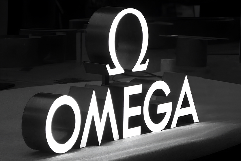 Глубина стальных объемных букв составляет от 1 до 20-30 см. В зависимости от типа подсветки для задней панели используется либо пластик толщиной 5-7 мм, либо акрил толщиной 3-10 мм. Видимые элементы можно покрасить порошком в любой цвет или покрыть золотым или серебряным напылением.