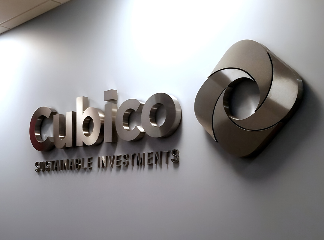 Для подсветки используются светодиодные модули с линзой, которые для передней подсветки монтируют на заднюю панель, а для контражурной — на лицевую, прокладывая лампы уплотнителем от засветки. Свечение можно сделать полноцветным, установив RGB-светодиоды.