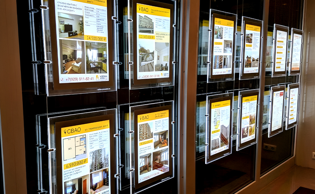 Безрамочная технология сокращает вес стандартной панели на 40% по сравнению с классическими лайтбоксами. Это достигается за счет монолитного акрилового полотна с интегрированными крепежными элементами.