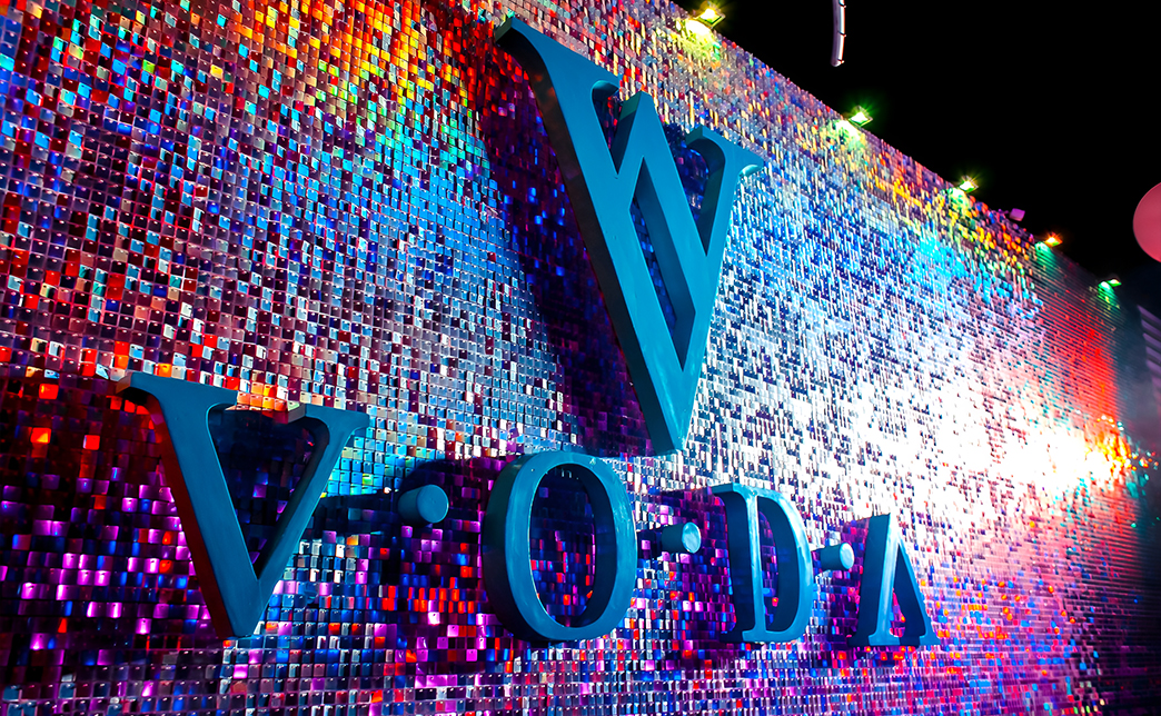 Изготавливаем вывески в своих цехах. Используем прочные материалы, устойчивые к дождю и солнцу. Каждую пайетку закрепляем вручную – это дает плавную смену изображения при воздушных вибрациях. Крепление каждой пайетки в отдельном гнезде живые вывески гарантирует устойчивость к сильным ветрам и механическим воздействиям. В отличие от хрупких светодиодных экранов, они не деформируются и не ломаются.