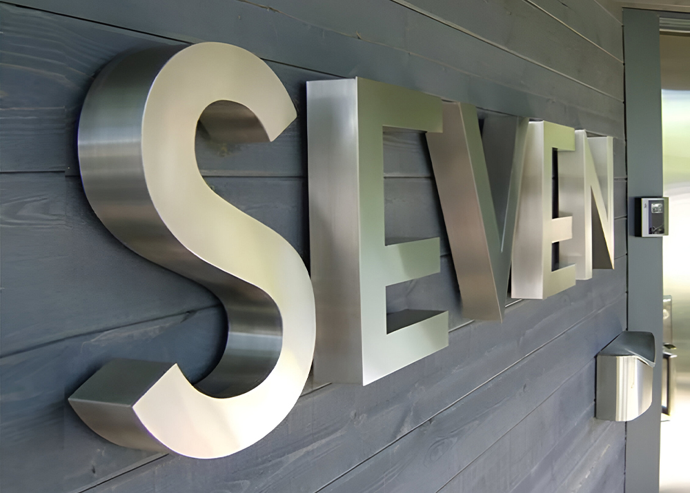 Если конструкция из металлических объемных букв в Краснодаре не нарушает технических требований, которые предъявляют власти, ей не нужно согласование. Это касается размера и расположения вывески на фасаде. В других населенных пунктах вывеску надо согласовать по подготовленному проекту.