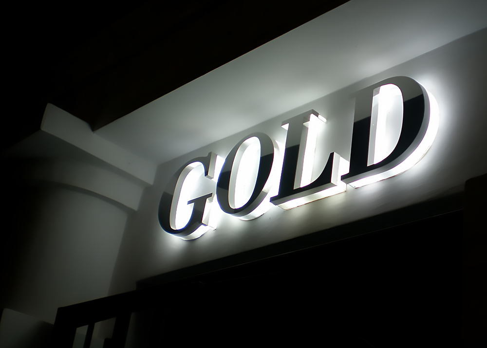 Самый распространенный способ монтажа логотипа — на дистанционные держатели. Их укрепляют в стене таким образом, чтобы конструкция отстояла от вертикальной поверхности на 2-4 см и как бы парила в воздухе. Кроме того, перед монтажом объемные световые логотипы устанавливают на пластиковую подложку.