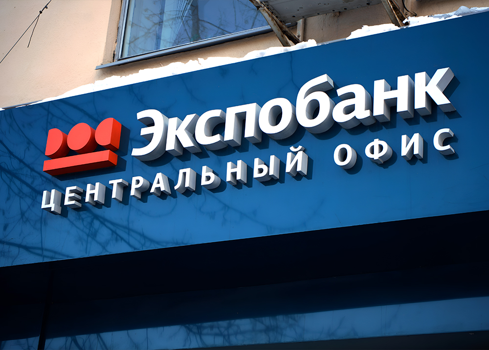 Композитный лайтбокс устанавливают не только как самостоятельную конструкцию. В качестве рекламной стелы или пилона световые короба могут быть частью крупных рекламных вывесок и входных групп.