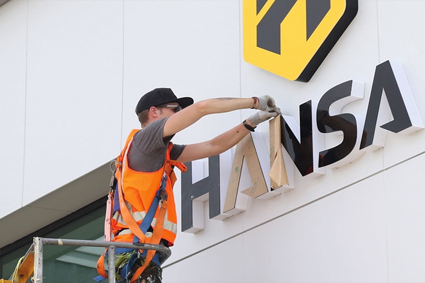 Специфика материала диктует способ ремонта. Неоновые трубки нужно аккуратно паять, светодиоды — менять по отдельности или модулями. Пластиковый каркас ремонтируют с помощью заклепок и герметиков. Для металлического подойдет сварка.