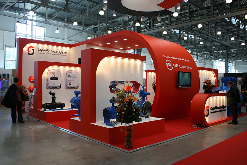 Материалы влияют на внешний вид, долговечность и стоимость стенда. Алюминий легкий и прочный, подходит для многоразового использования. ДСП дешевле, но тяжелее. Печать на баннерах позволяет быстро менять изображение. Важно заранее обсудить с производителем, какие материалы подойдут под ваши цели и бюджет.