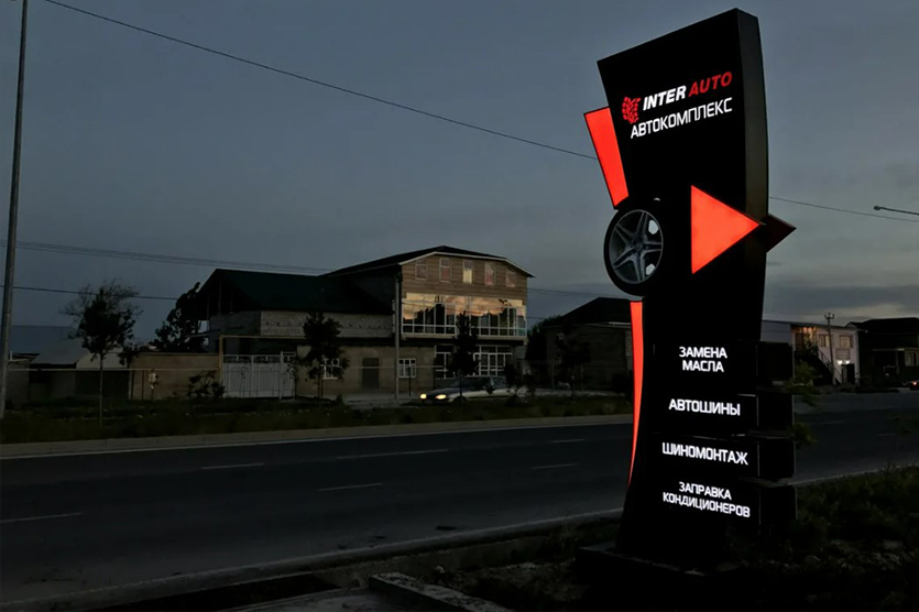 Стела, находящаяся в пределах территории ТЦ или ТРК, или расположенная не более чем в 100 метрах от АЗС, может считаться информационной конструкцией, если она не содержит рекламу. Но в любом случае отдельно стоящий информационный носитель в Краснодаре нужно согласовать в администрации города.