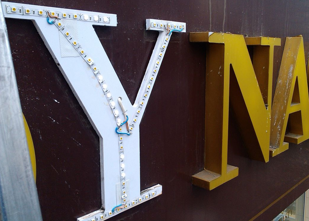 При замене деталей подбирают идентичные по цвету и размеру, чтобы сохранить изначальный вид рекламы. Неправильно подобранные материалы могут испортить оригинальный дизайн.