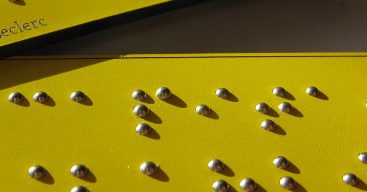 Тактильные таблички изготавливают из материалов, устойчивых к истиранию и механическим воздействиям, поскольку это влияет на долговечность и тактильные свойства вывески. Оптимальный выбор материала определяется местом, где используется тактильная вывеска — внутри помещения или снаружи.