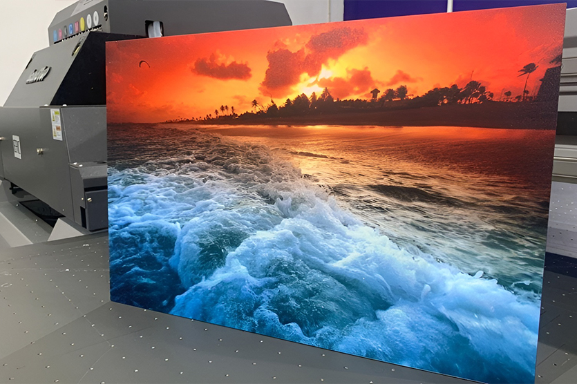 После полимеризации чернила не лежат на поверхности композита — они образуют с ним прочное химическое соединение. Именно поэтому изображение невозможно стереть или повредить без повреждения самого материала.