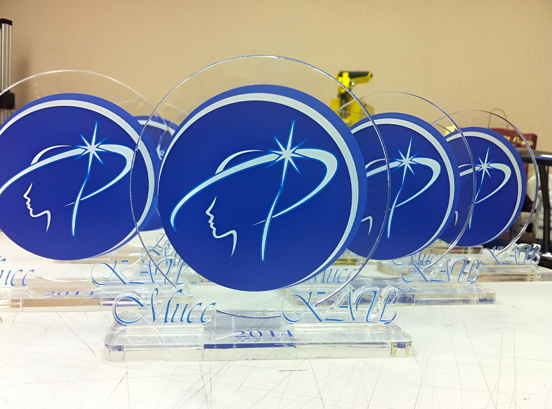 Если в дизайне есть белые элементы, их печатают отдельно, до основного изображения. Это влияет на цену – такой заказ сложнее. Если в дизайне есть прозрачные элементы, нужно указать это отдельно. В местах, где не должно быть цвета, принтер просто не печатает.