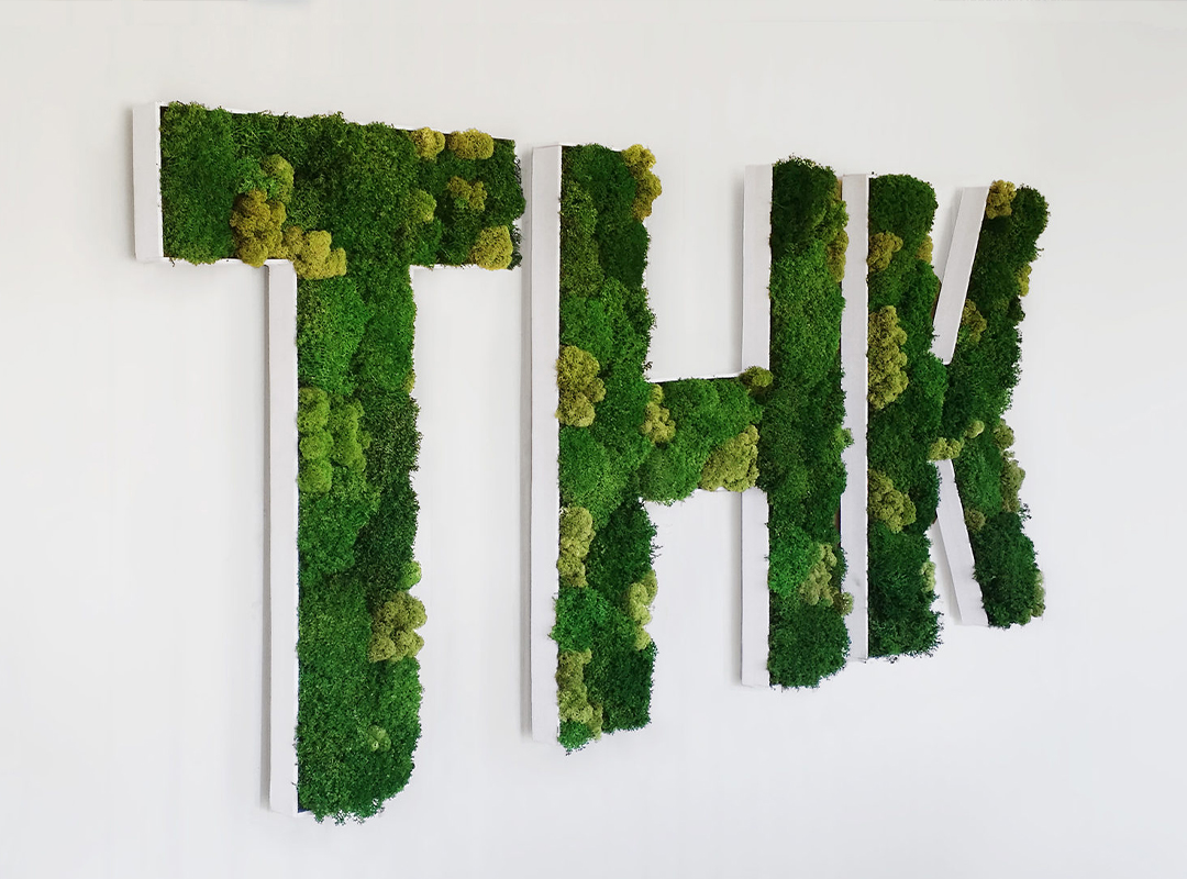 Мох не нужно поливать, но он портится под прямыми солнечными лучами и при повышенной влажности. Чтобы такая конструкция прослужила дольше и не потеряла цвет, разместите ее в помещении с рассеянным светом и влажностью до 60%.