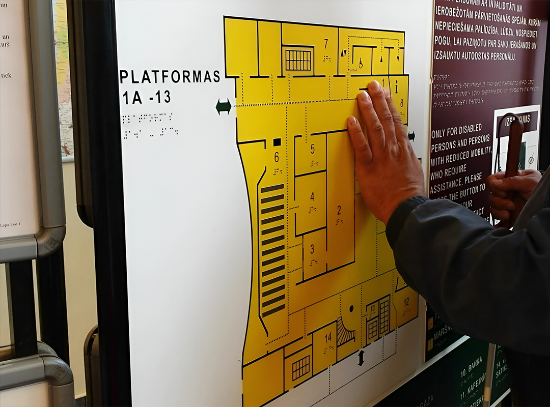 Размер вывески и расположение тактильной информации должны соответствовать нормам доступности. Шрифт для слабовидящих необходимо размещать на определенной высоте и расстоянии от края вывески. Мелкие тактильные элементы должны быть хорошо различимы.