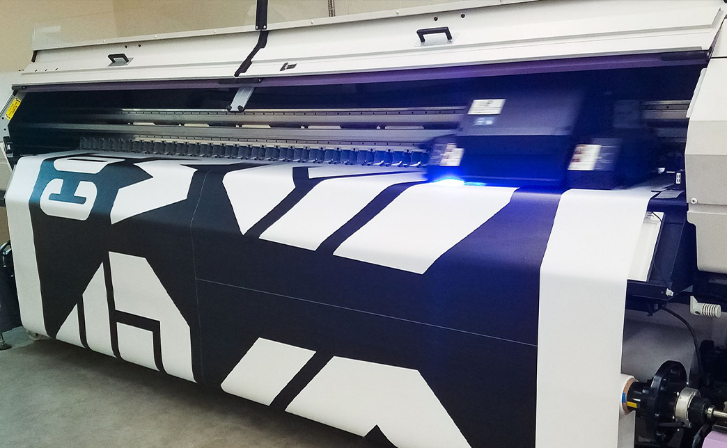 Послепечатная обработка увеличивает срок службы печатной продукции. Ламинация или лак защищают изделие от царапин, влаги и выцветания. Это особенно актуально для напольной графики и наружной рекламы.