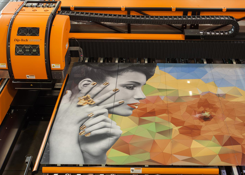 Один проход печати формирует слой толщиной 8-12 микрон. Многократное нанесение позволяет создавать тактильно ощутимые рельефные эффекты без потери детализации. Эта технология расширяет дизайнерские возможности, комбинируя гладкие и объемные элементы в одном изображении.