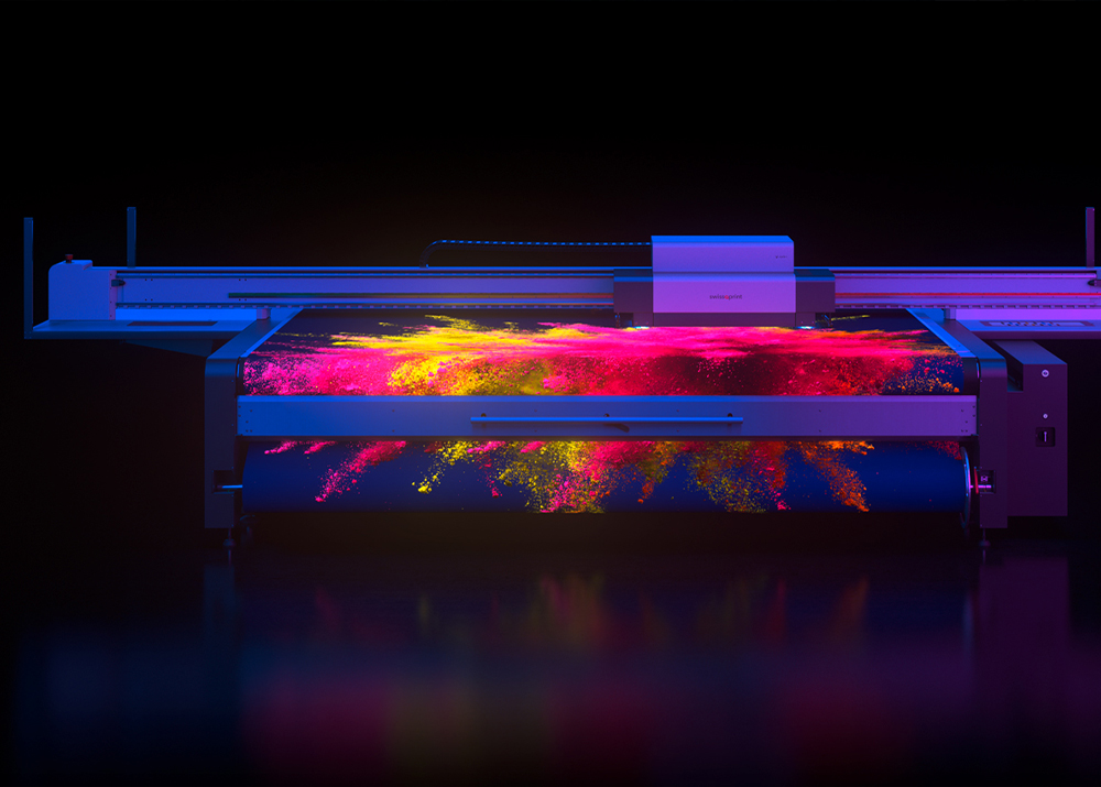 Свойства материала влияют на адгезию. Печать на акриле без предварительной очистки приводит к образованию пузырей, а на стекле без грунта — к легкому стиранию изображения. Чтобы не пришлось перепечатывать весь тираж, тестируйте образцы материала на адгезию перед производством.