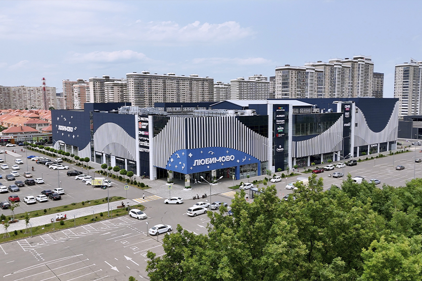 Размещение рекламных конструкций на строящихся объектах запрещено, за исключением специальных конструкций из подпункта 17 Правил. Это вывески с информацией о самом объекте строительства, размещенные на время работ. Их тоже нужно согласовывать.